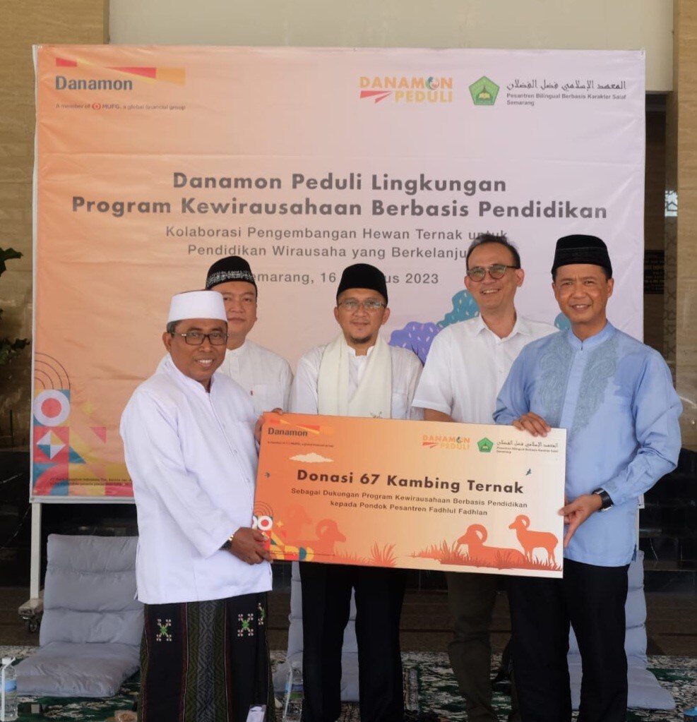 Danamon Donates 67 Livestock Goats to Support Education-Based Entrepreneurship Program at Fadhlul Fadhlan Islamic Boarding School