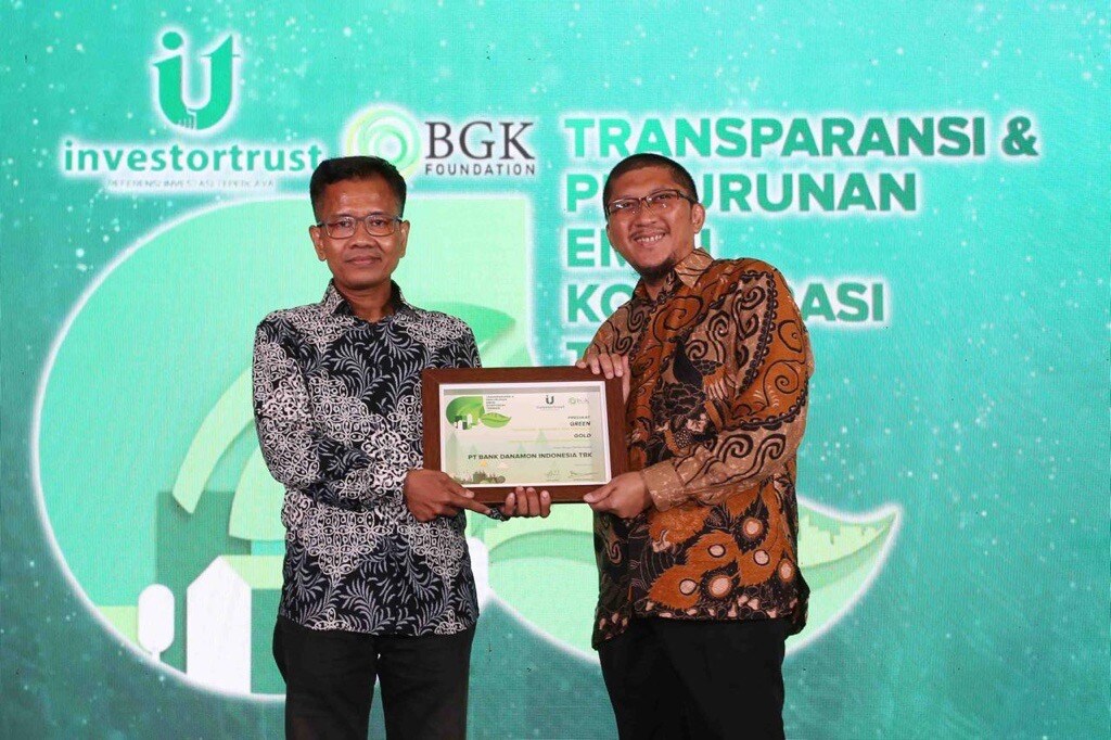 Danamon received an award at the event of  TRANSPARANSI & PENURUNAN EMISI KORPORASI TERBAIK 2024 by Investortrust and BGK Foundation